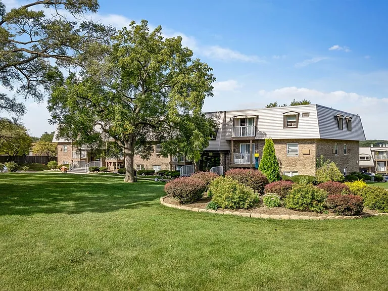 Edgewood Apartments — Photo 11