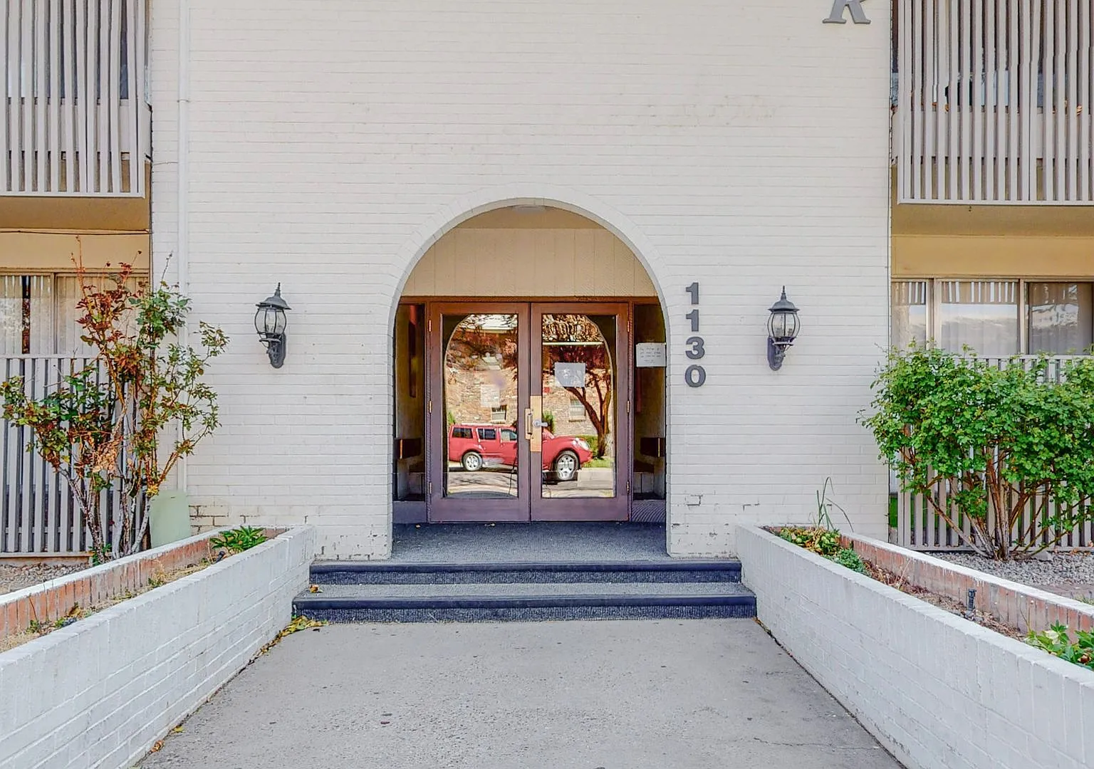 Madeira Flats- Utilities Included! — Photo 1