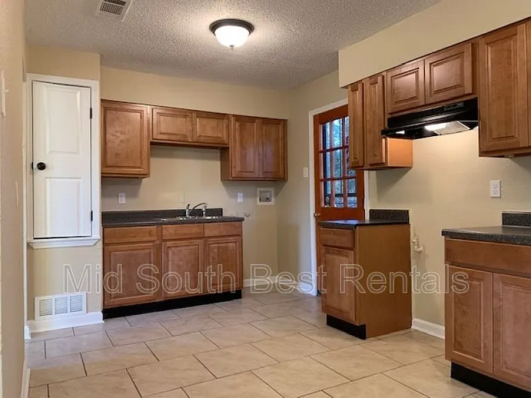 908 Leacrest Ave — Photo 2