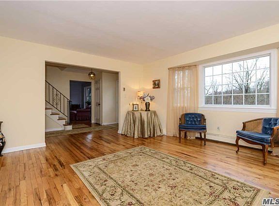 4th image of 10 Deepdale Ct