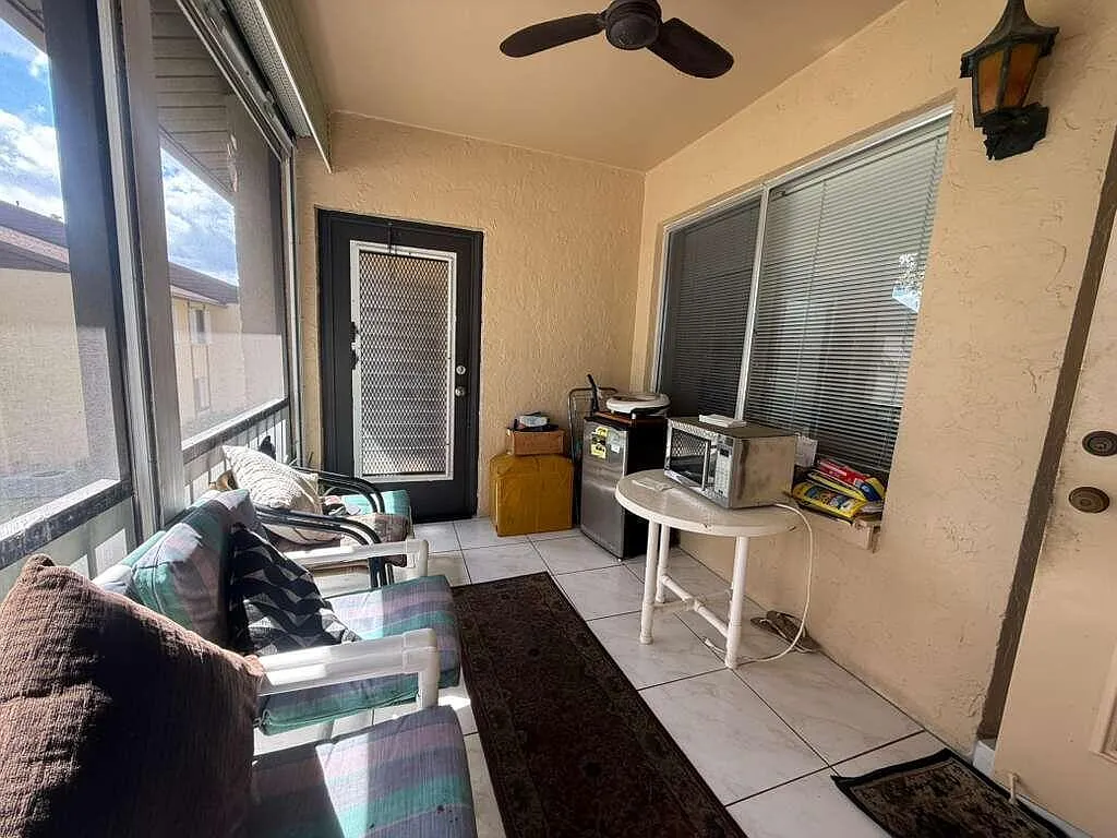 2 bed, 2.0 bath, 924 sqft, $1,700 — Photo 2