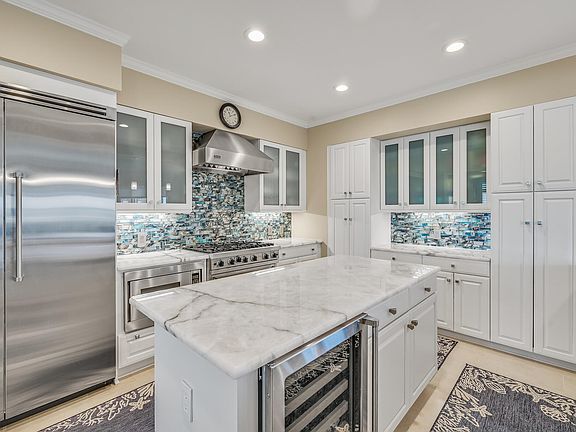 4th image of 404 Kelly Plantation Dr
