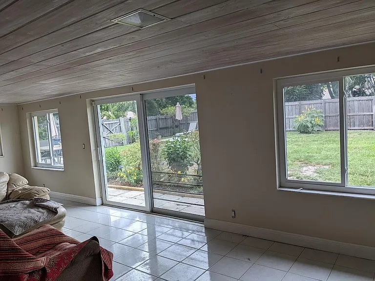 243 SW 12th Ave — Photo 10