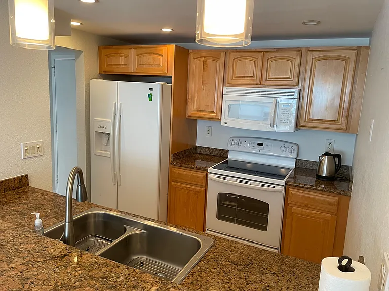 600 NE 36th St #1717 — Photo 9