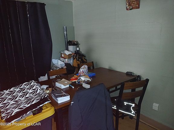5th image of 908 W 9th St