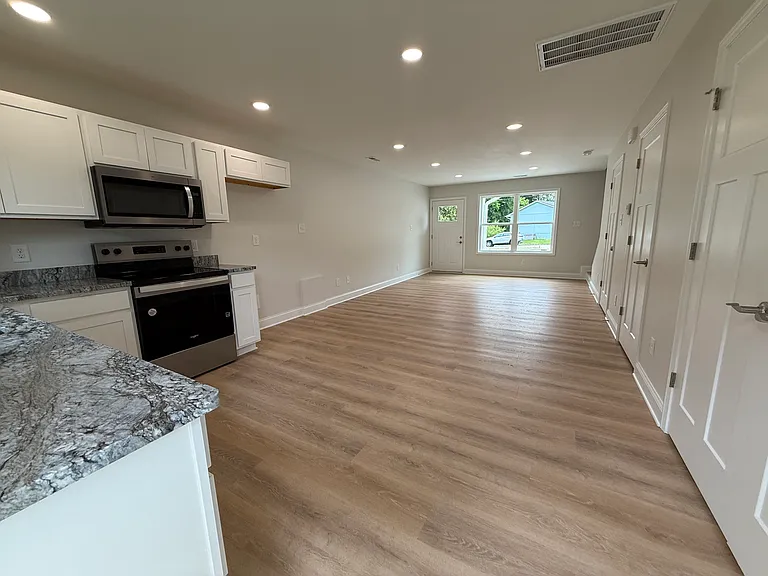 109 S Hickory Ln — Photo 4