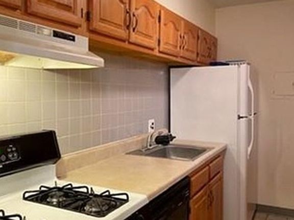 4th image of 14 Longwood Dr APT 8