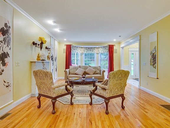 4th image of 14 Nassau Dr