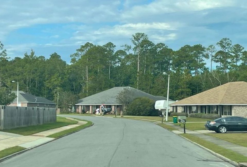 Exterior Neighborhood (street photo)