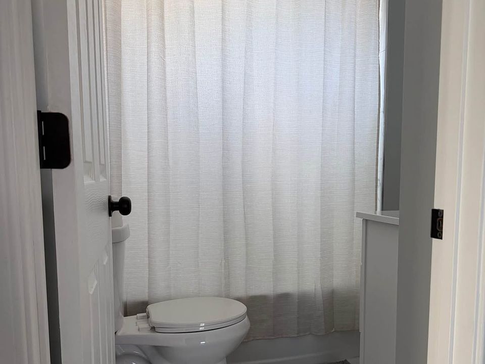 2nd image of 977 Warren Ave #2