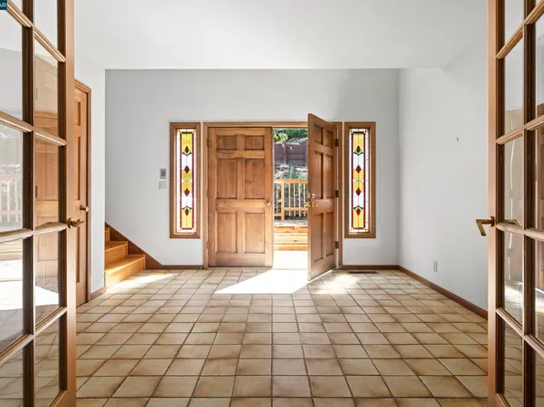 80 Tappan Ln, Orinda, CA 94563