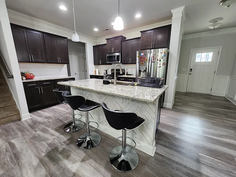704 Riley Ln — Photo 4