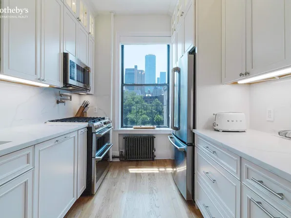 350 West 48th Street image 5 of 14