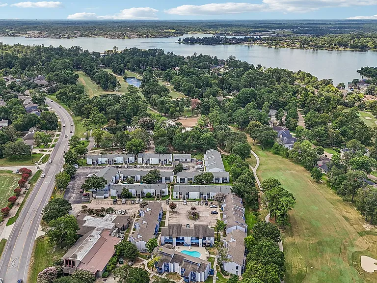 ROOKWOOD GOLF APARTMENTS — Photo 9