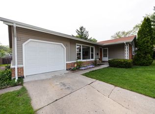 214 Tanglewood Dr, Elk Grove Village, IL 60007