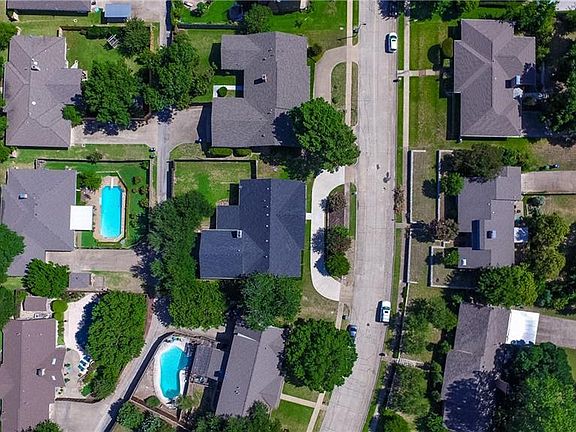 3rd image of 1409 Surrey Ct