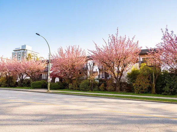 211 3rd St W #208, North Vancouver, BC V7M 1E9