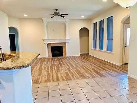 4th image of 210 Wooded Creek Ave