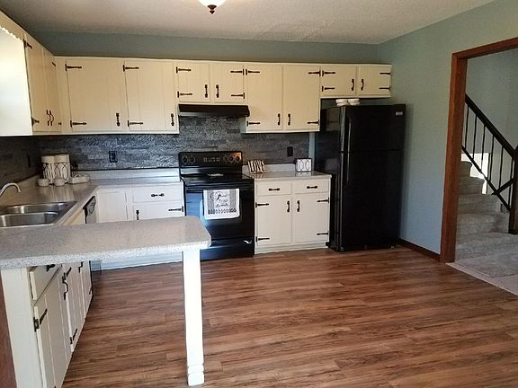 KITCHEN WITH EAT IN AREA