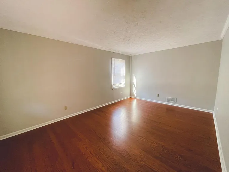 2021 Hunters Cove Dr — Photo 3