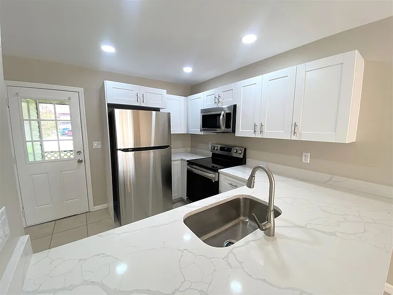 P (Residences Del Sol - 1984 Sunshine Blvd) — Photo 4