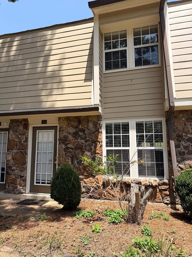 2 Bedroom 1.5 Bath Apartment Close to Campus! — Photo 1