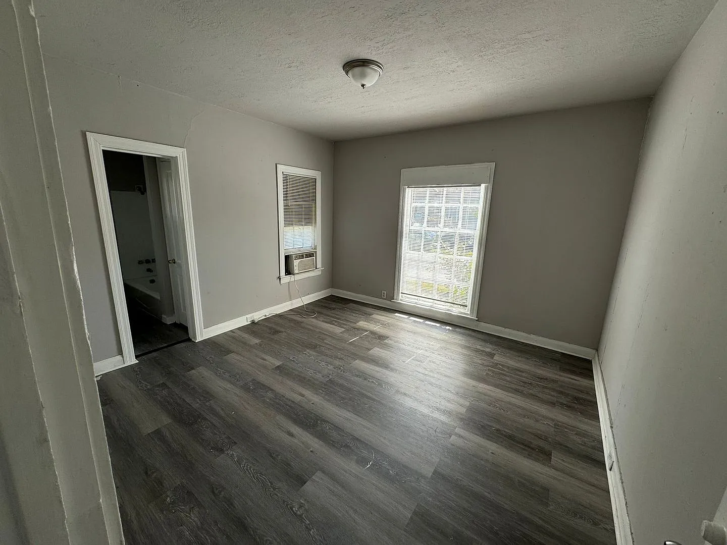 1142 Lyle St — Photo 4