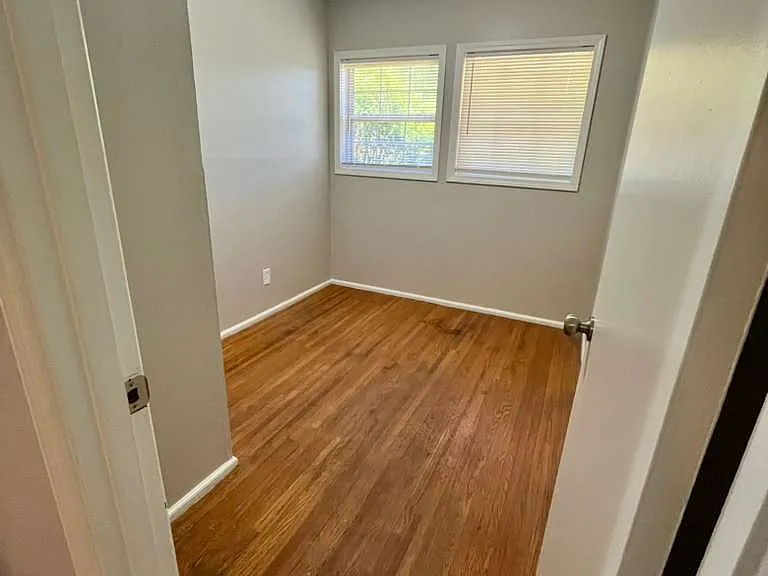 10300 Dudley Dr — Photo 11