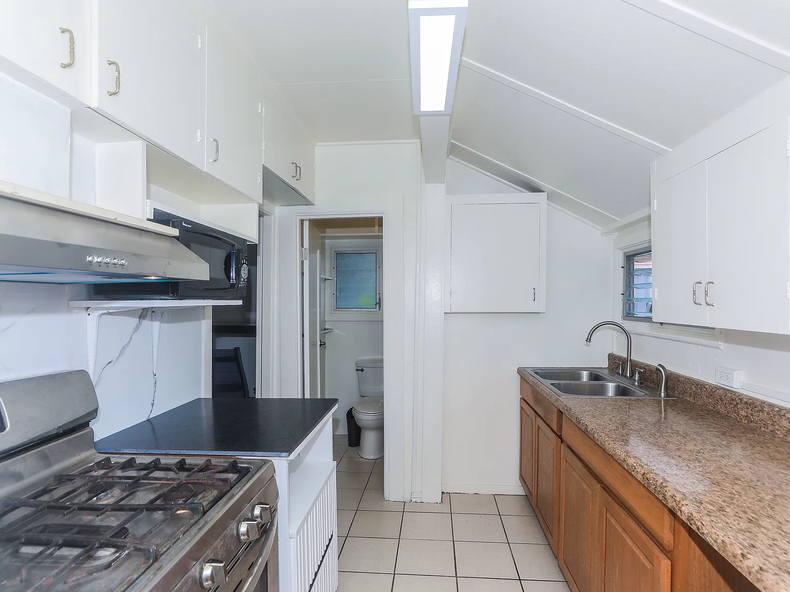 2534 E Manoa Rd — Photo 3