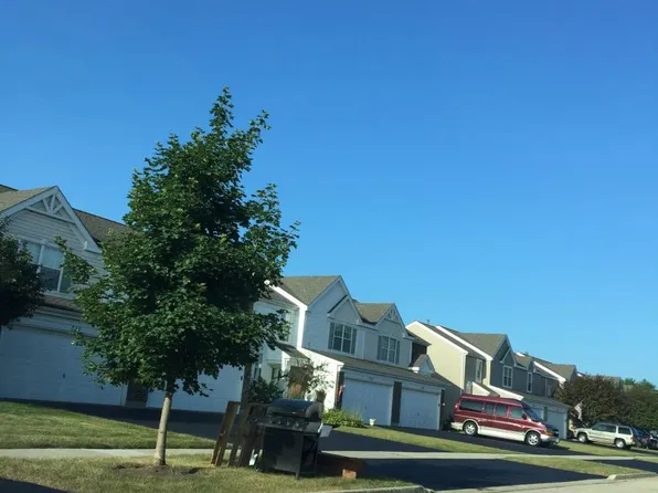 711 Savannah Ln, Crystal Lake, IL 60014