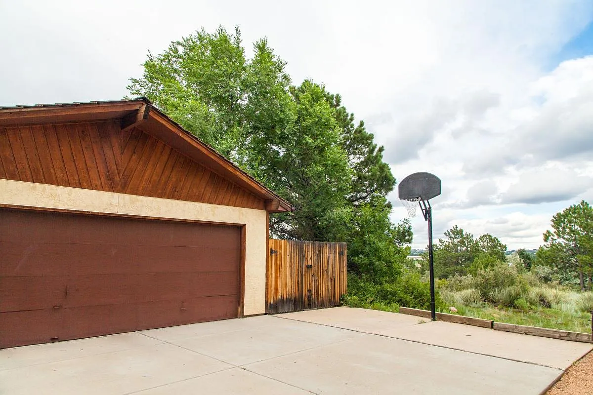 Parking space for a tent trailer - 430 Guyout Ridge Ct