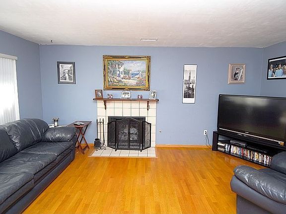 Living Room w/hardwood floors & fireplace