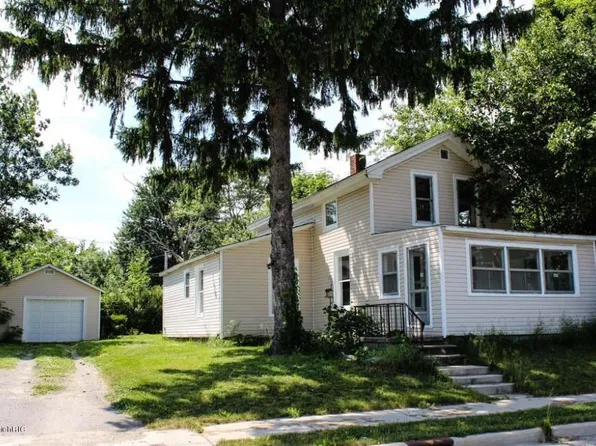 316 S Main St, Watervliet, MI 49098