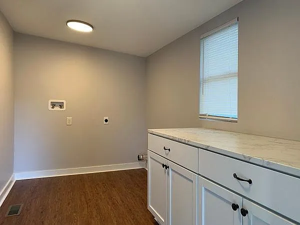 1004 E Houston St — Photo 9