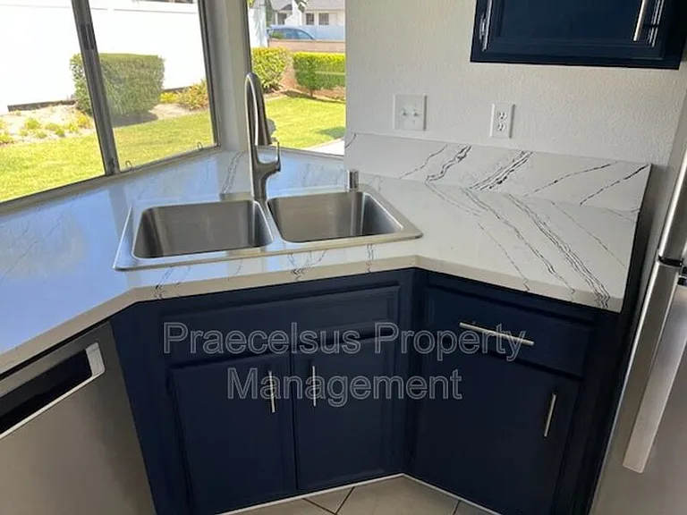 631 Hampshire Ln — Photo 7