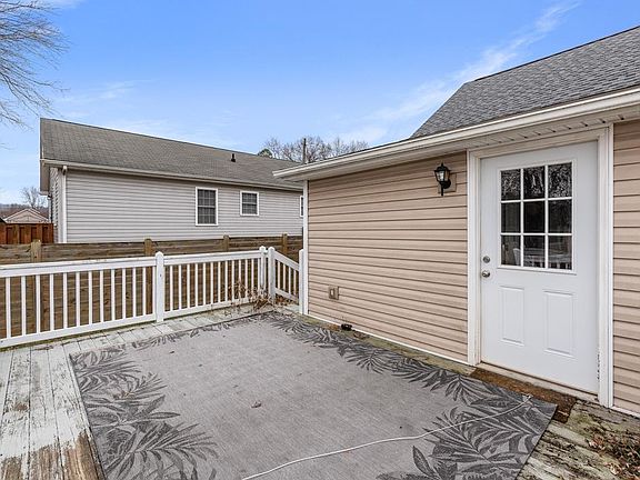 3rd image of 40 Mike Mountain Ln