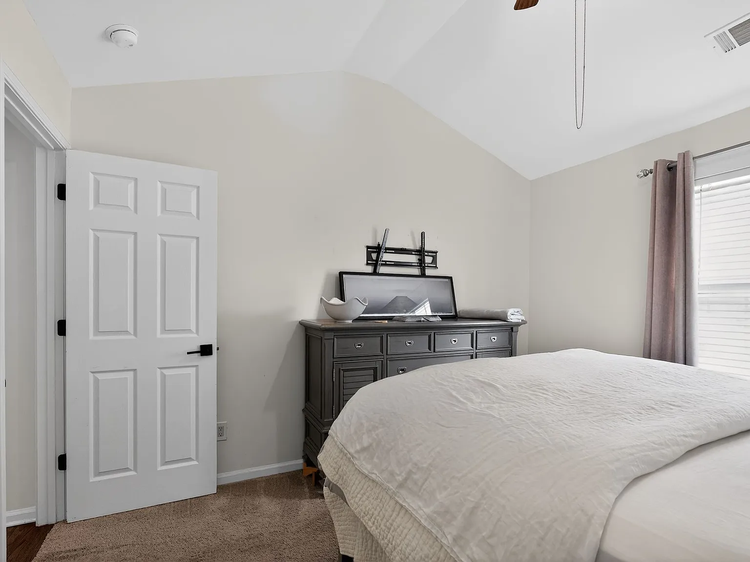 3 bed, 2500 sqft, $950 — Photo 4