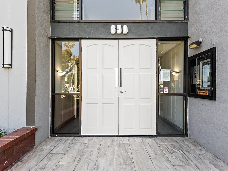650 The Vlg #208 — Photo 2