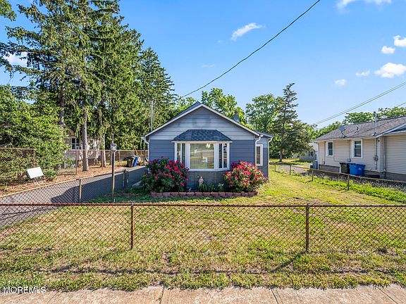 2nd image of 213 Manapaqua Avenue
