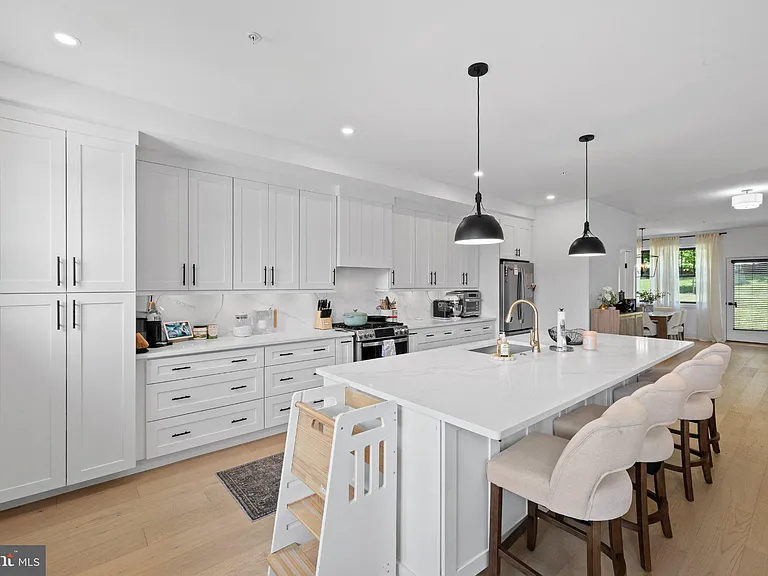 985 Henry Ave — Photo 10