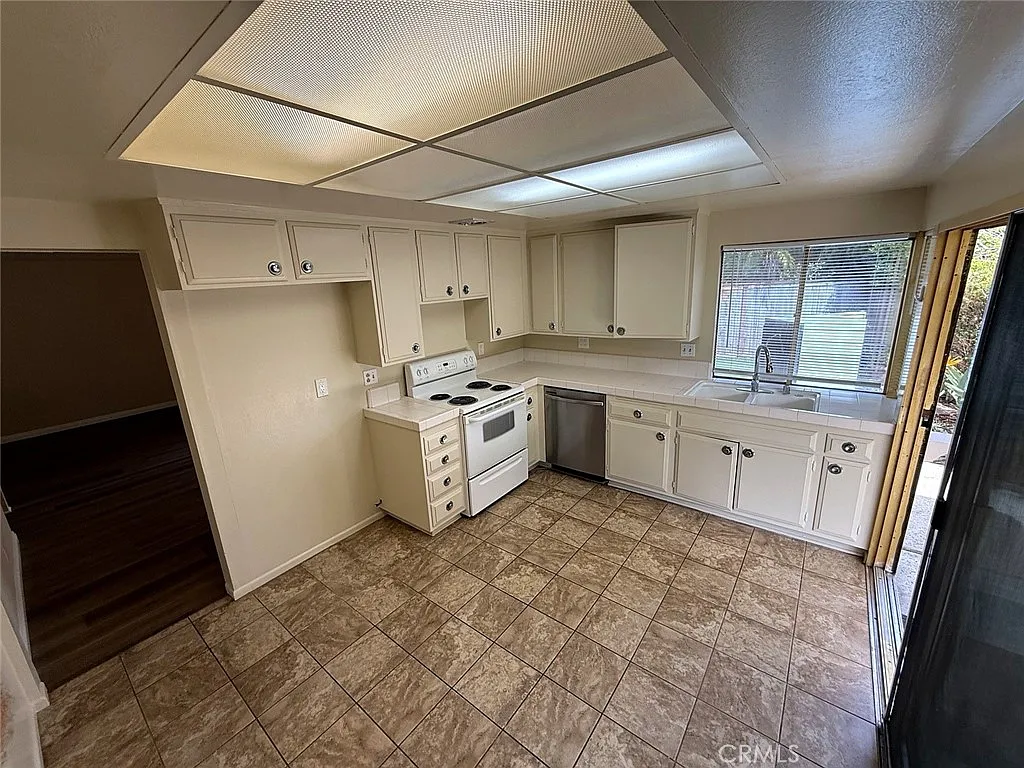 2 bed, 1420 sqft, $3,400 — Photo 3