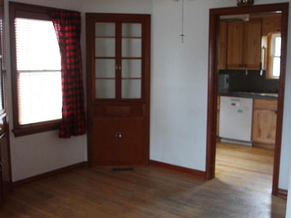 3rd image of 4634 Crosby Ave