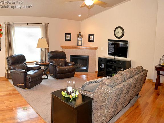 gorgeous livingroom w/ fireplace