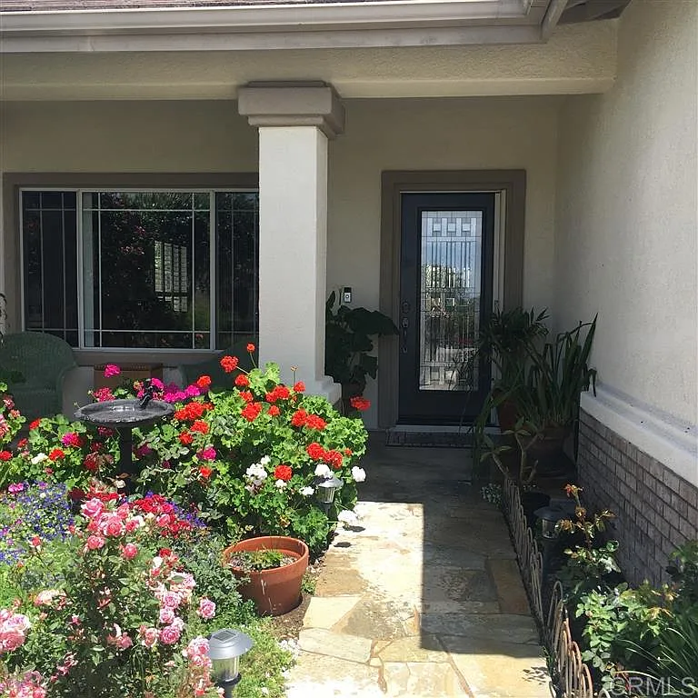 4 bed, 2.0 bath, 2375 sqft, $6,400 — Photo 3