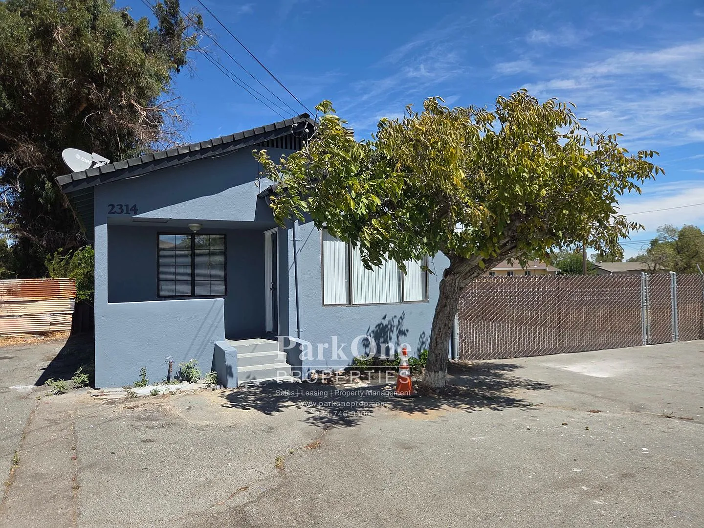 Cute 2 Bed 1 Bath Home With Fenced Side Yard — Photo 1