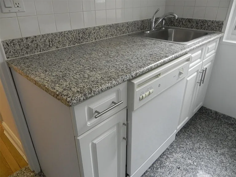 11 Schenck Ave #2D — Photo 7