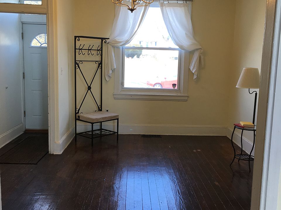 Living room 14' x 13'