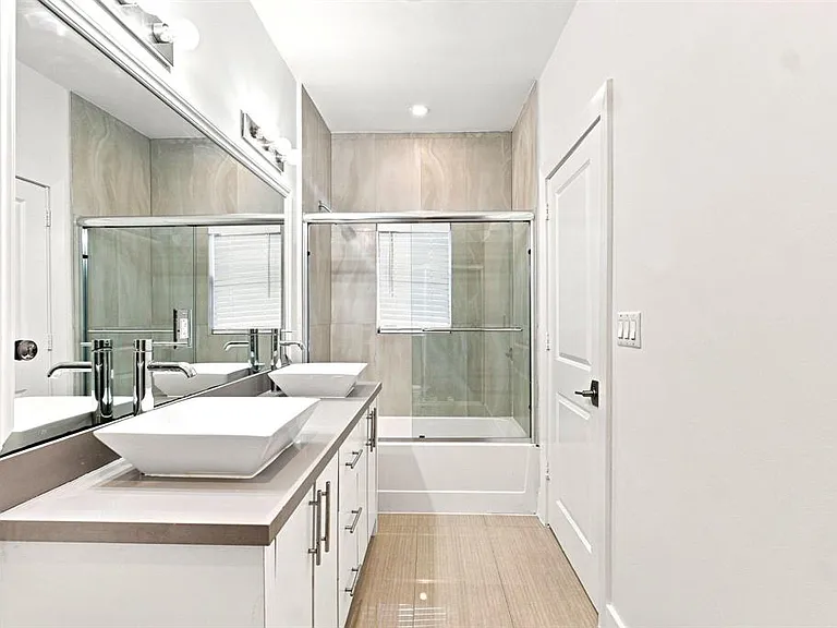 432 NE 16th St — Photo 8