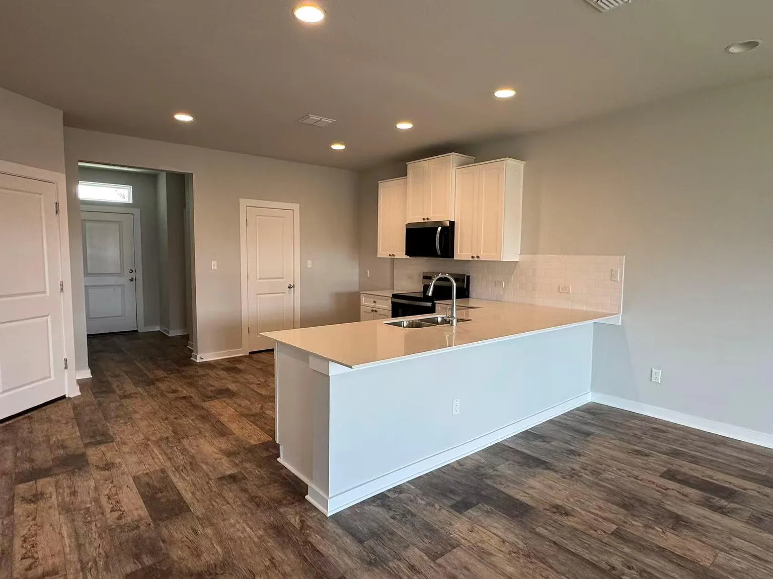 3 bed, 2.5 bath, 1862 sqft, $2,200 — Photo 3