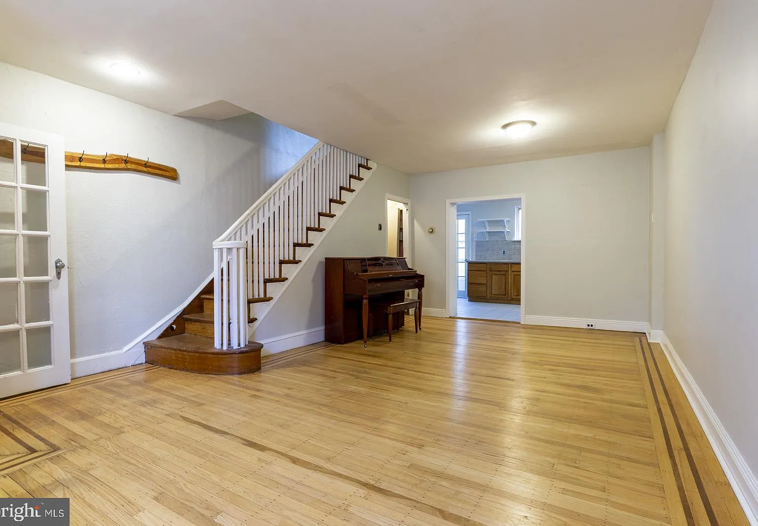 3 bed, 1.0 bath, 1100 sqft, $1,795 — Photo 2